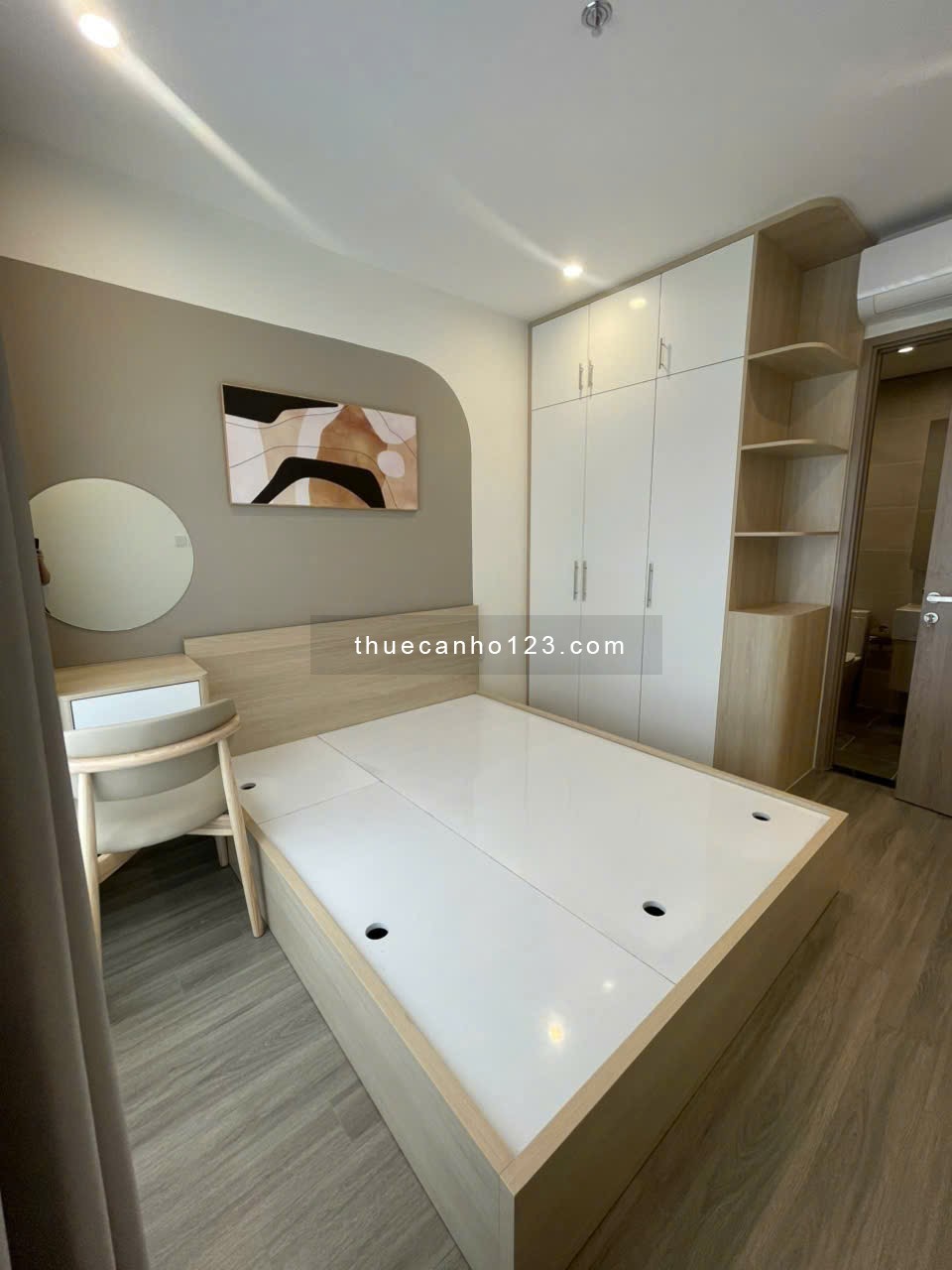 Cho thuê căn hộ 2PN – 2WC full nội thất cao cấp: mới 100%, ở liền.