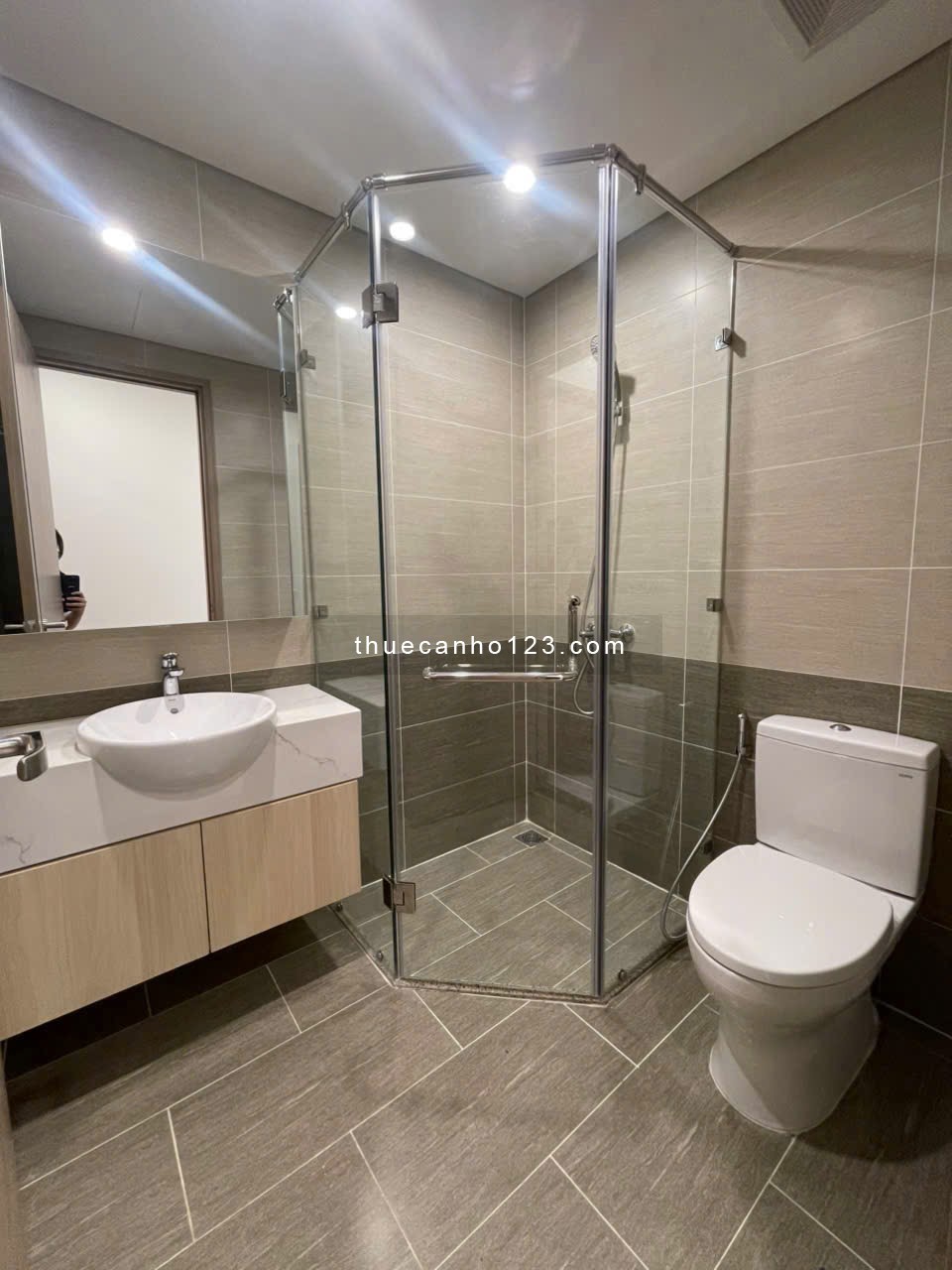 Cho thuê căn hộ 2PN – 2WC full nội thất cao cấp: mới 100%, ở liền.