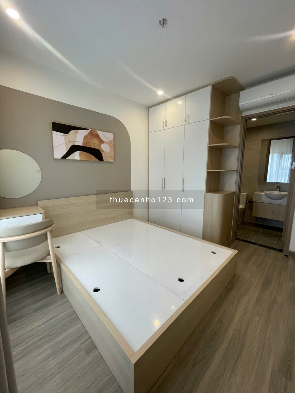 Cho thuê căn hộ 2PN – 2WC full nội thất cao cấp: mới 100%, ở liền.