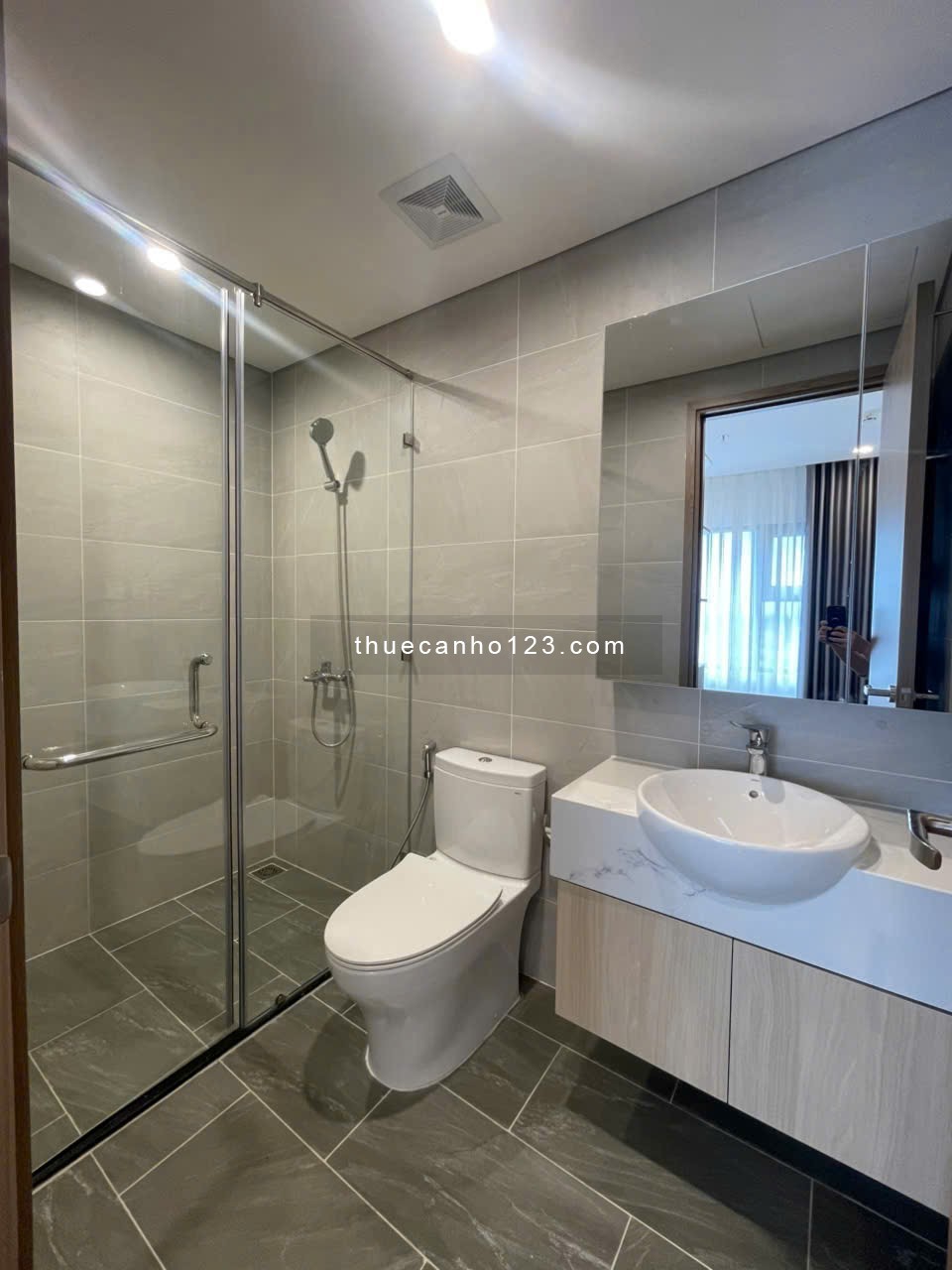 Cho thuê căn hộ 2PN – 2WC full nội thất cao cấp: mới 100%, ở liền.