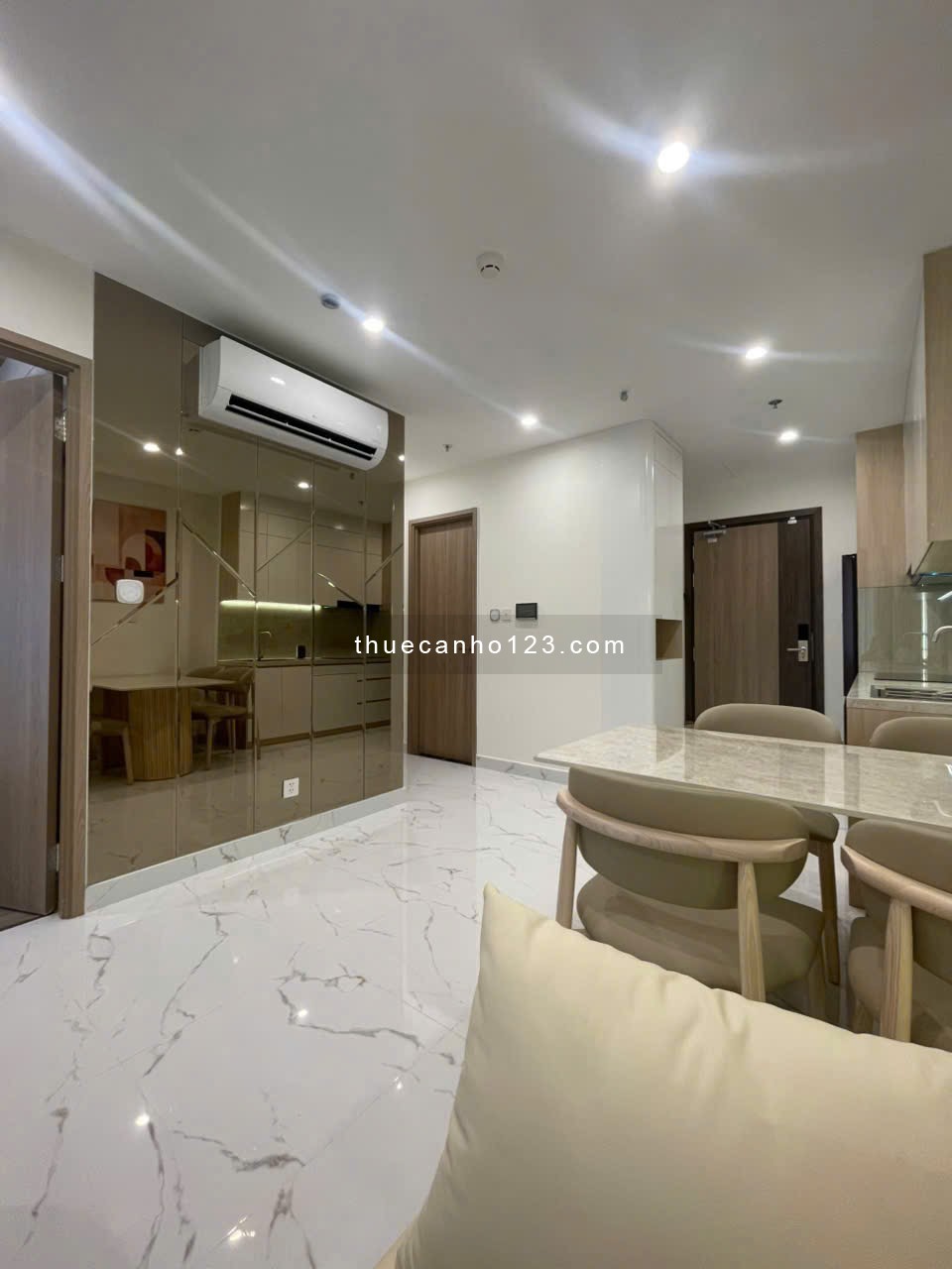 Cho thuê căn hộ 2PN – 2WC full nội thất cao cấp: mới 100%, ở liền.