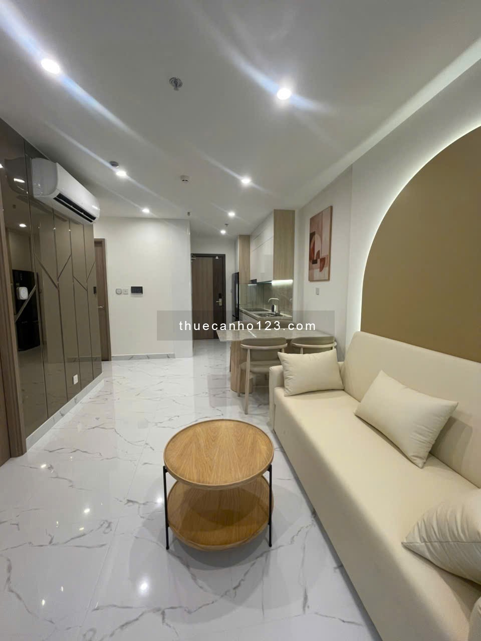 Cho thuê căn hộ 2PN – 2WC full nội thất cao cấp: mới 100%, ở liền.