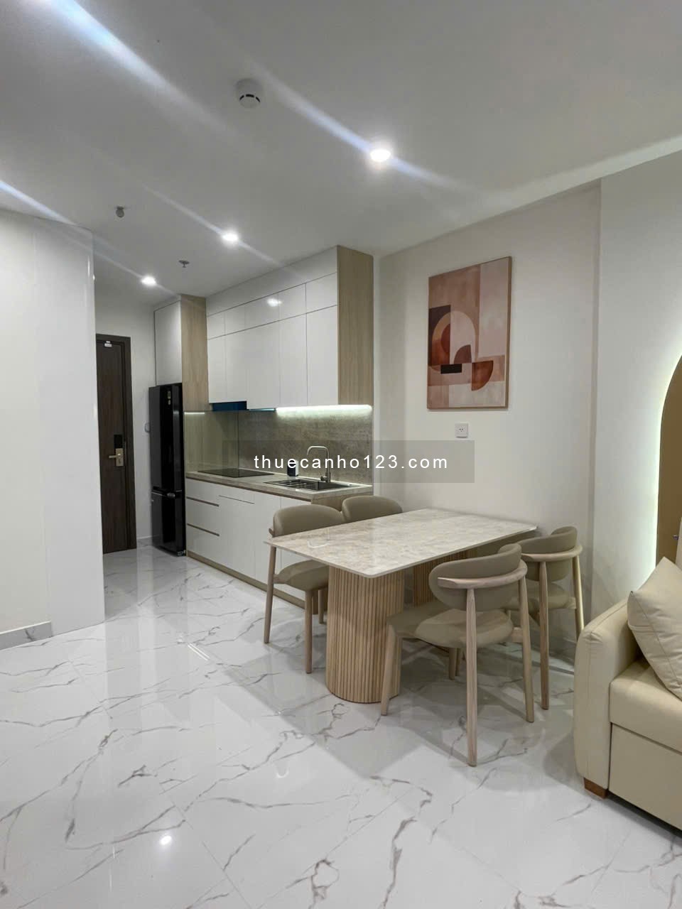 Cho thuê căn hộ 2PN – 2WC full nội thất cao cấp: mới 100%, ở liền.