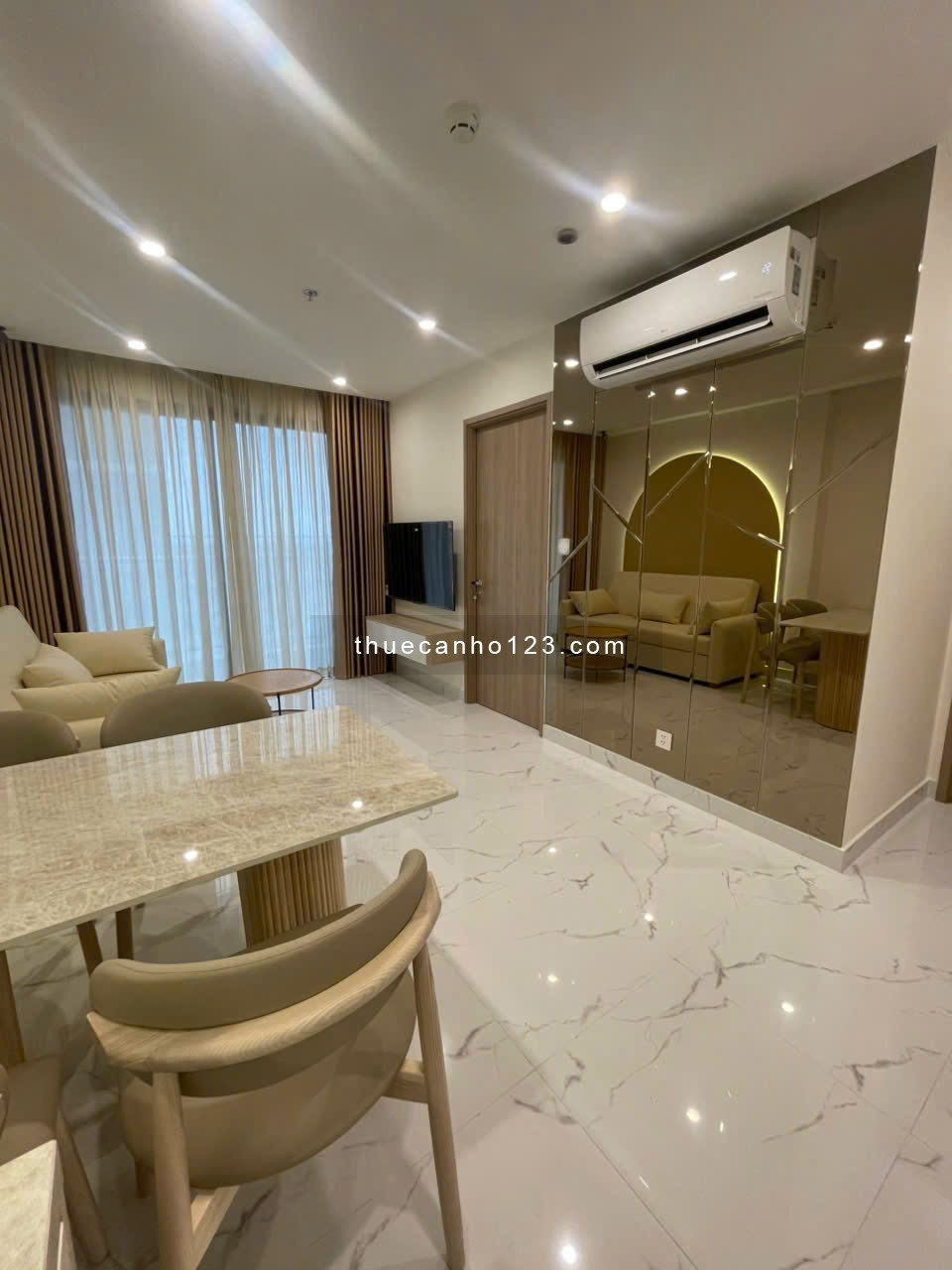 Cho thuê căn hộ 2PN – 2WC full nội thất cao cấp: mới 100%, ở liền.