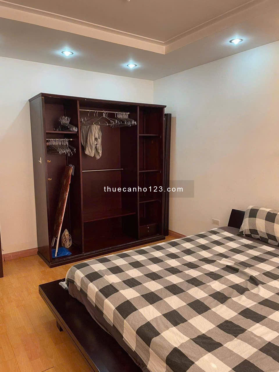 Chung cư Mỹ Vinh, NTMK, Quận 3: 2p ngủ, nội thất cơ bản, 15tr/th