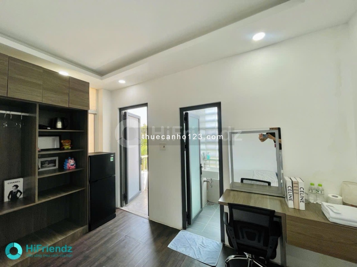 Cho thuê căn hộ ban công tách bếp tại Trường Sa thang máy nhà mặt tiền ngay kênh Nhiêu Lộc