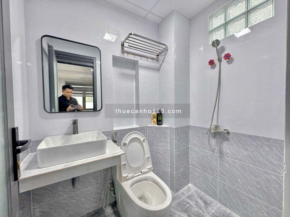 Cho thuê căn hộ 45m² có ban công, đi bộ 2 phút sang GTVT, Ngoại Thương, Hutech và 5p chạy đến HB