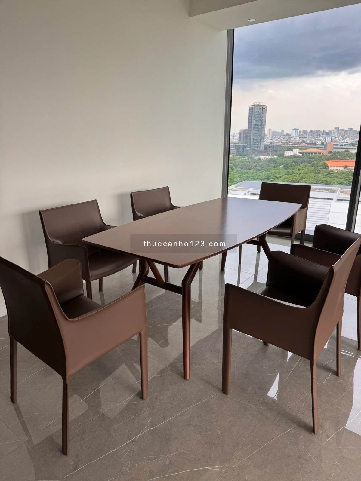 Cho thuê căn hộ 3 phòng ngủ | Phòng ngủ hướng ra cầu Ba Son biểu tượng của thành phố cực lộng lẫy