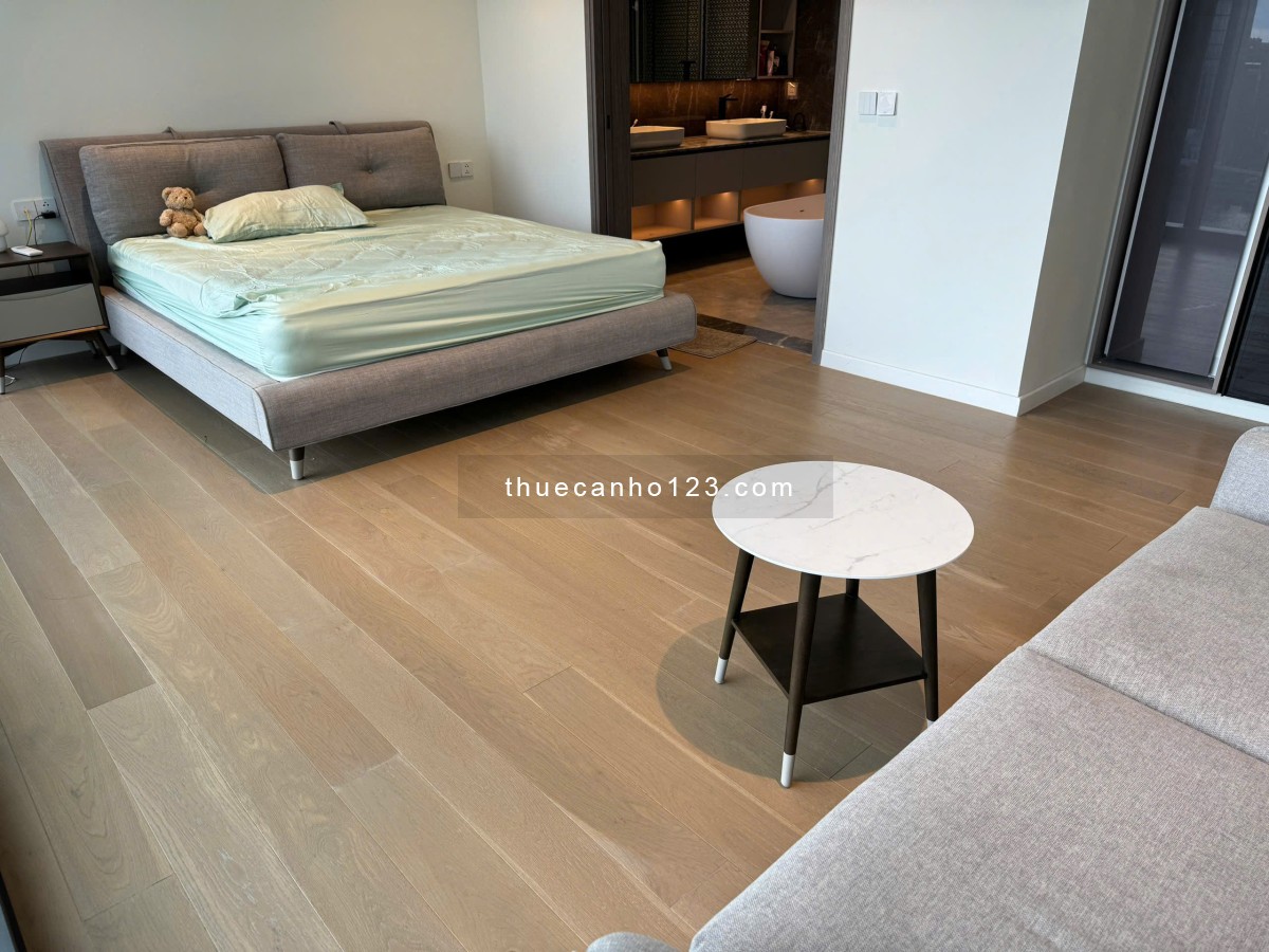 Cho thuê căn hộ 3 phòng ngủ | Phòng ngủ hướng ra cầu Ba Son biểu tượng của thành phố cực lộng lẫy