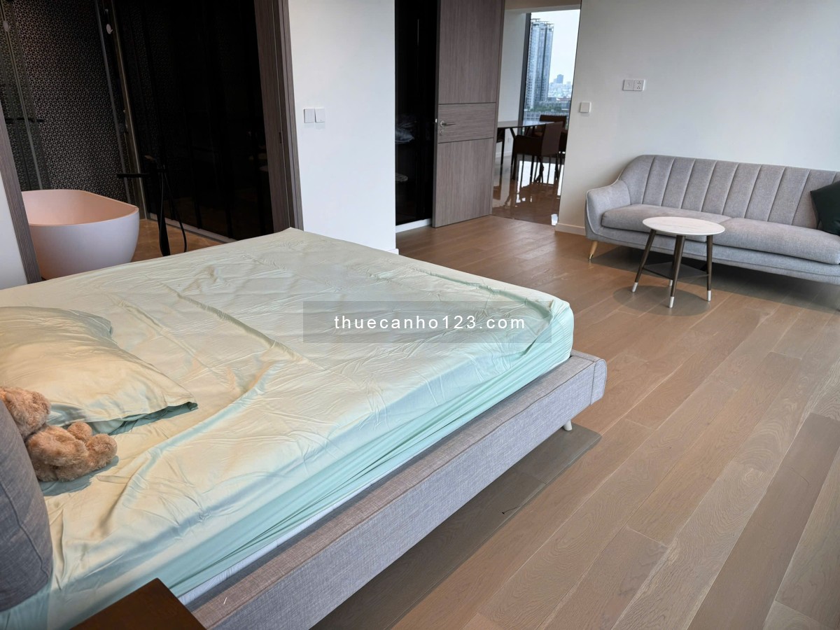 Cho thuê căn hộ 3 phòng ngủ | Phòng ngủ hướng ra cầu Ba Son biểu tượng của thành phố cực lộng lẫy