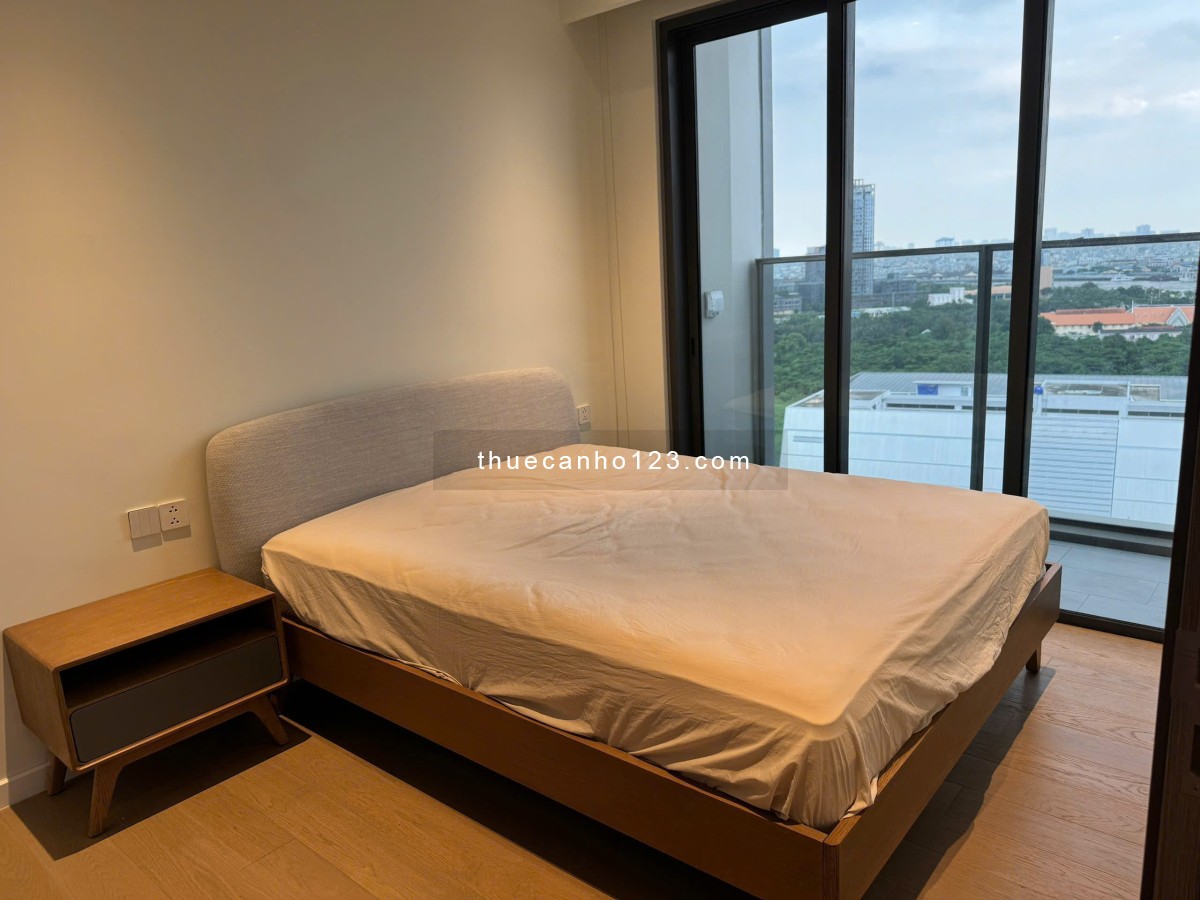 Cho thuê căn hộ 3 phòng ngủ | Phòng ngủ hướng ra cầu Ba Son biểu tượng của thành phố cực lộng lẫy