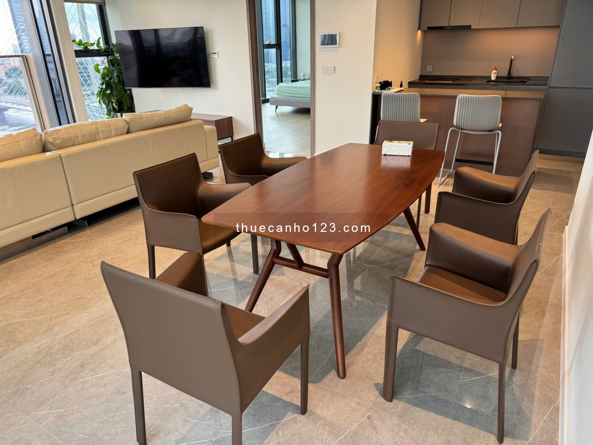 Cho thuê căn hộ 3 phòng ngủ | Phòng ngủ hướng ra cầu Ba Son biểu tượng của thành phố cực lộng lẫy