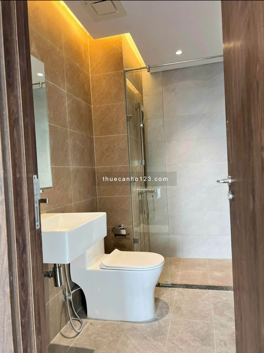 Giá thuê chỉ 15,5tr/th bao ô xe khu Diamond Alnata Plus Celadon Tân Phú. Dt 85m2-2pn -2wc