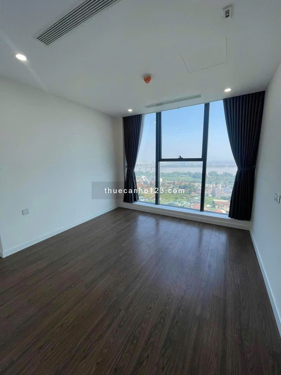 Cho thuê Căn 2 ngủ - Sunshine City - 80m2 - View Sông Hồng - Giá: 14tr/ tháng . LH: 0966470861