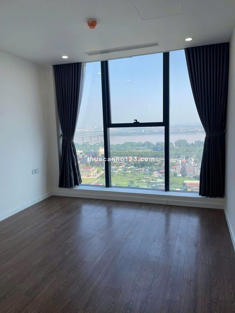 Cho thuê Căn 2 ngủ - Sunshine City - 80m2 - View Sông Hồng - Giá: 14tr/ tháng . LH: 0966470861