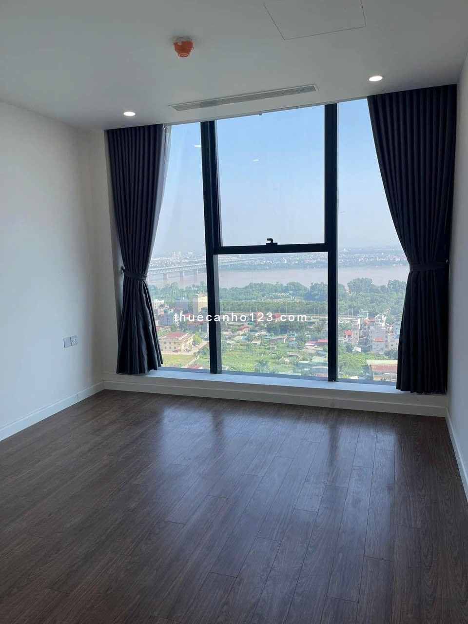 Cho thuê Căn 2 ngủ - Sunshine City - 80m2 - View Sông Hồng - Giá: 14tr/ tháng . LH: 0966470861