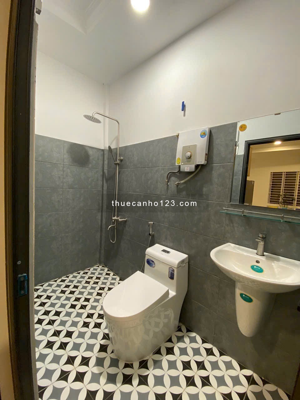 STUDIO 1Pn ban công ngay trung tâm, Full nội thất, sàn gỗ, máy giặt riêng, thuận tiện đi lại Q1,3,PN