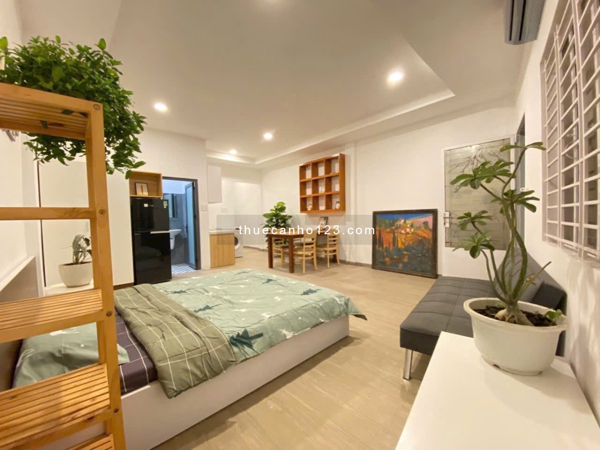 STUDIO 1Pn ban công ngay trung tâm, Full nội thất, sàn gỗ, máy giặt riêng, thuận tiện đi lại Q1,3,PN