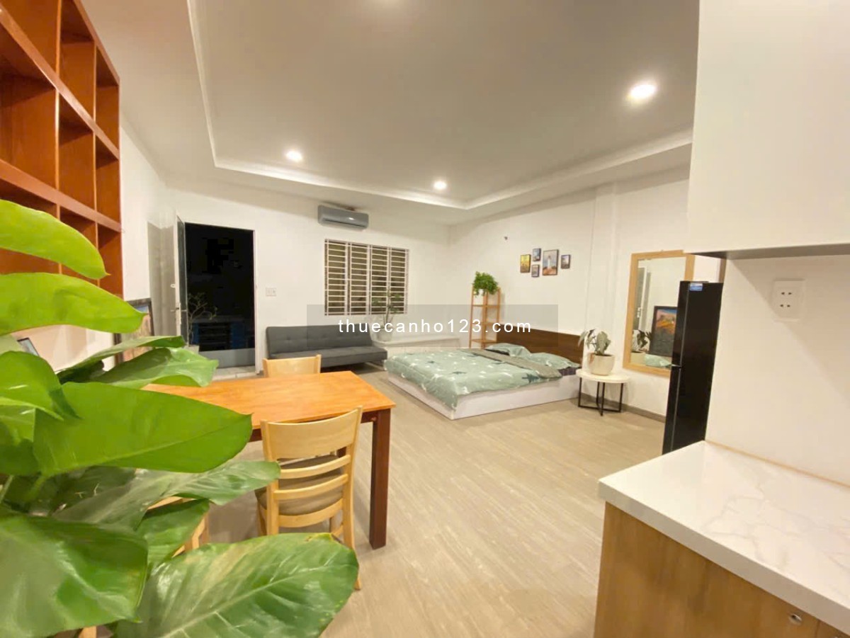 STUDIO 1Pn ban công ngay trung tâm, Full nội thất, sàn gỗ, máy giặt riêng, thuận tiện đi lại Q1,3,PN