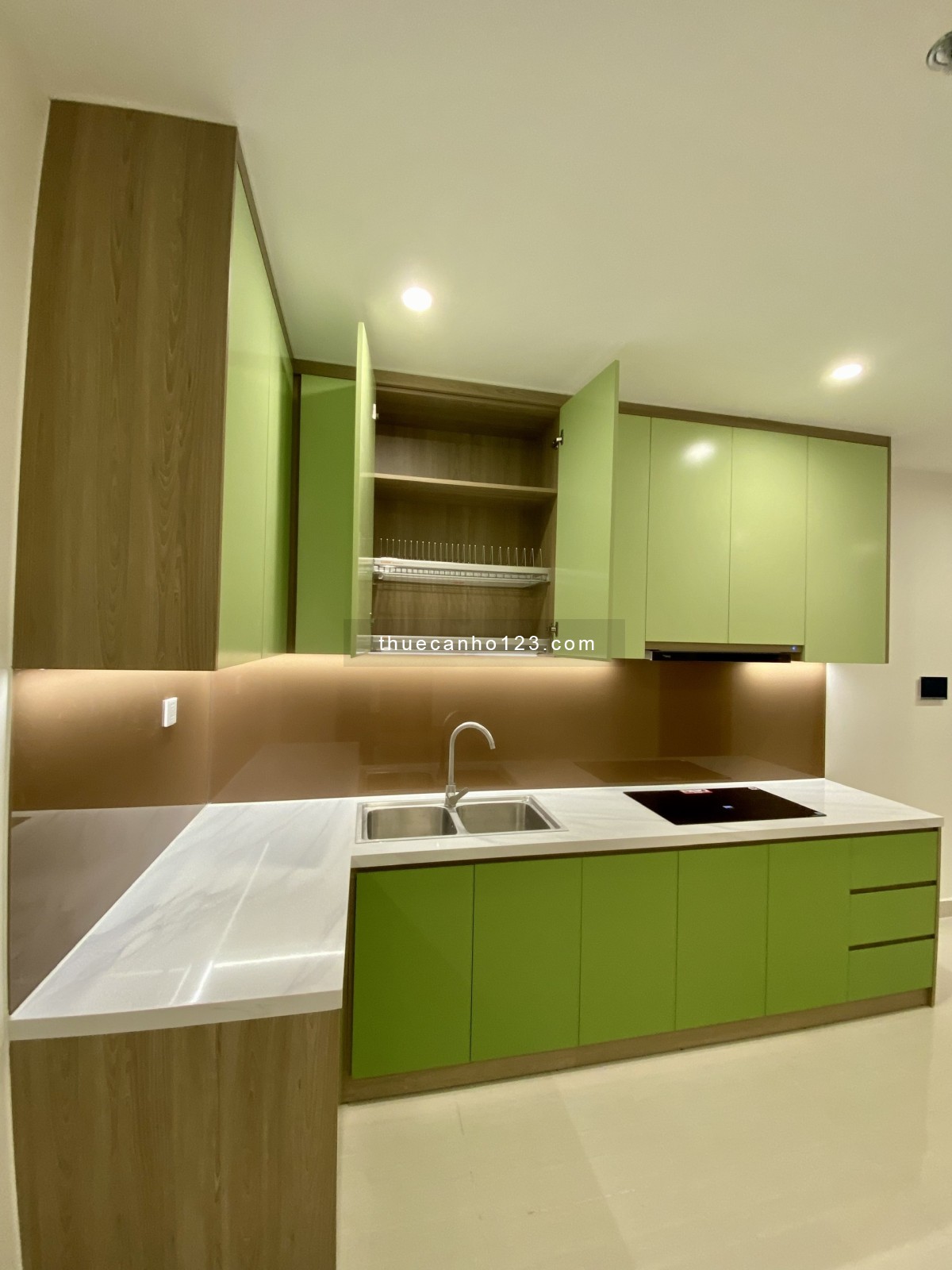 Cho thuê căn hộ 2PN 67m2 Vinhomes Grand Park Quận 9, Bếp rèm, Tủ quần áo, MNN, mới đẹp, ở ngay.