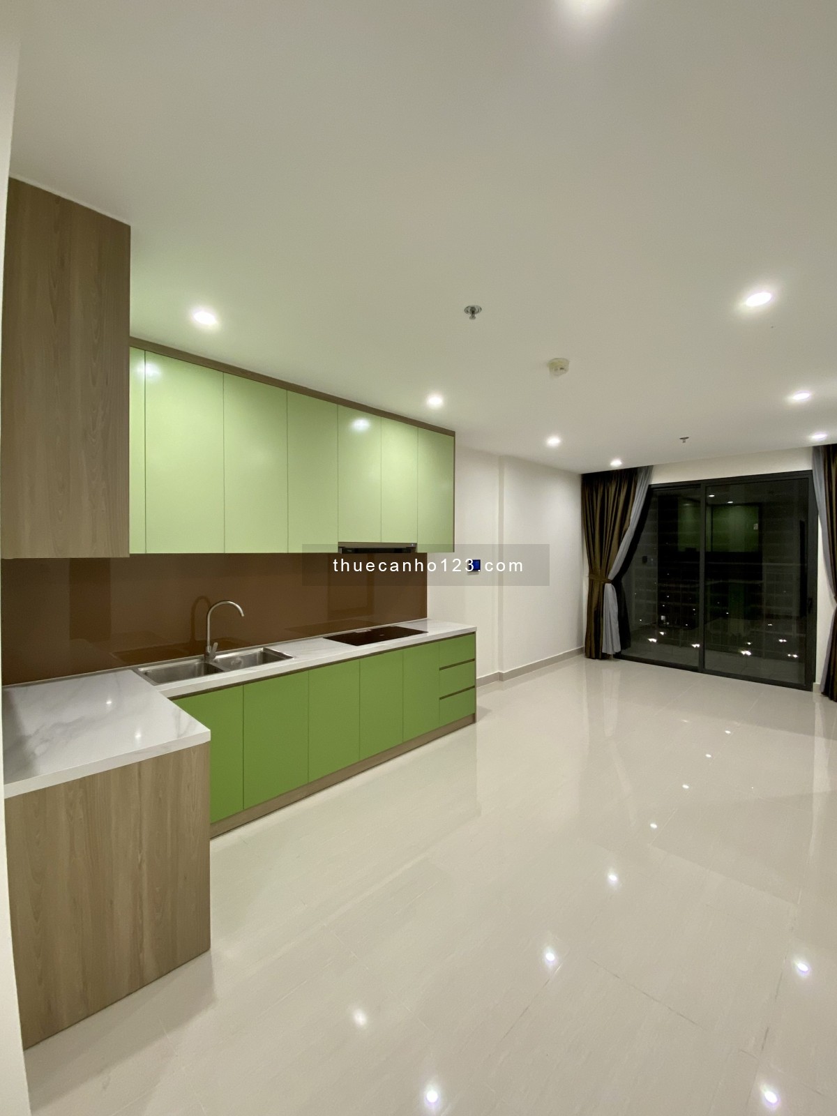 Cho thuê căn hộ 2PN 67m2 Vinhomes Grand Park Quận 9, Bếp rèm, Tủ quần áo, MNN, mới đẹp, ở ngay.