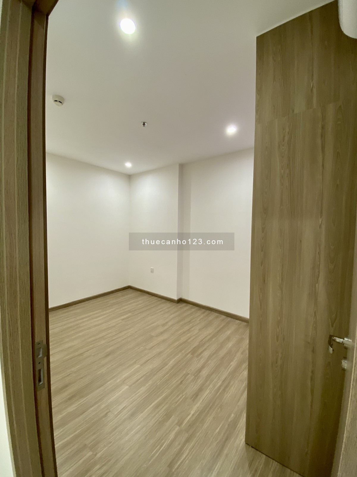 Cho thuê căn hộ 2PN 67m2 Vinhomes Grand Park Quận 9, Bếp rèm, Tủ quần áo, MNN, mới đẹp, ở ngay.