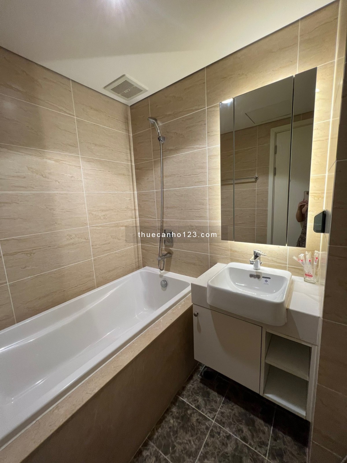 BQL thông báo quỹ căn cho thuê giá tốt tại D'Capitale Trần Duy Hưng giá thuê từ 13tr. LH 0939842333