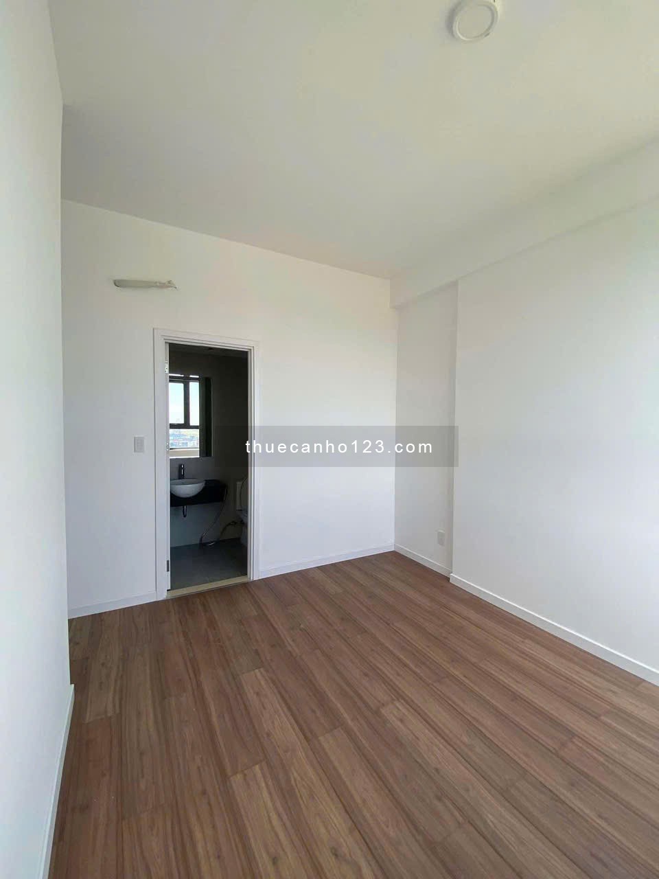 Chung cư Satra, Phan Đăng Lưu, PN: 3p ngủ, 140m2, ban công 21tr/th