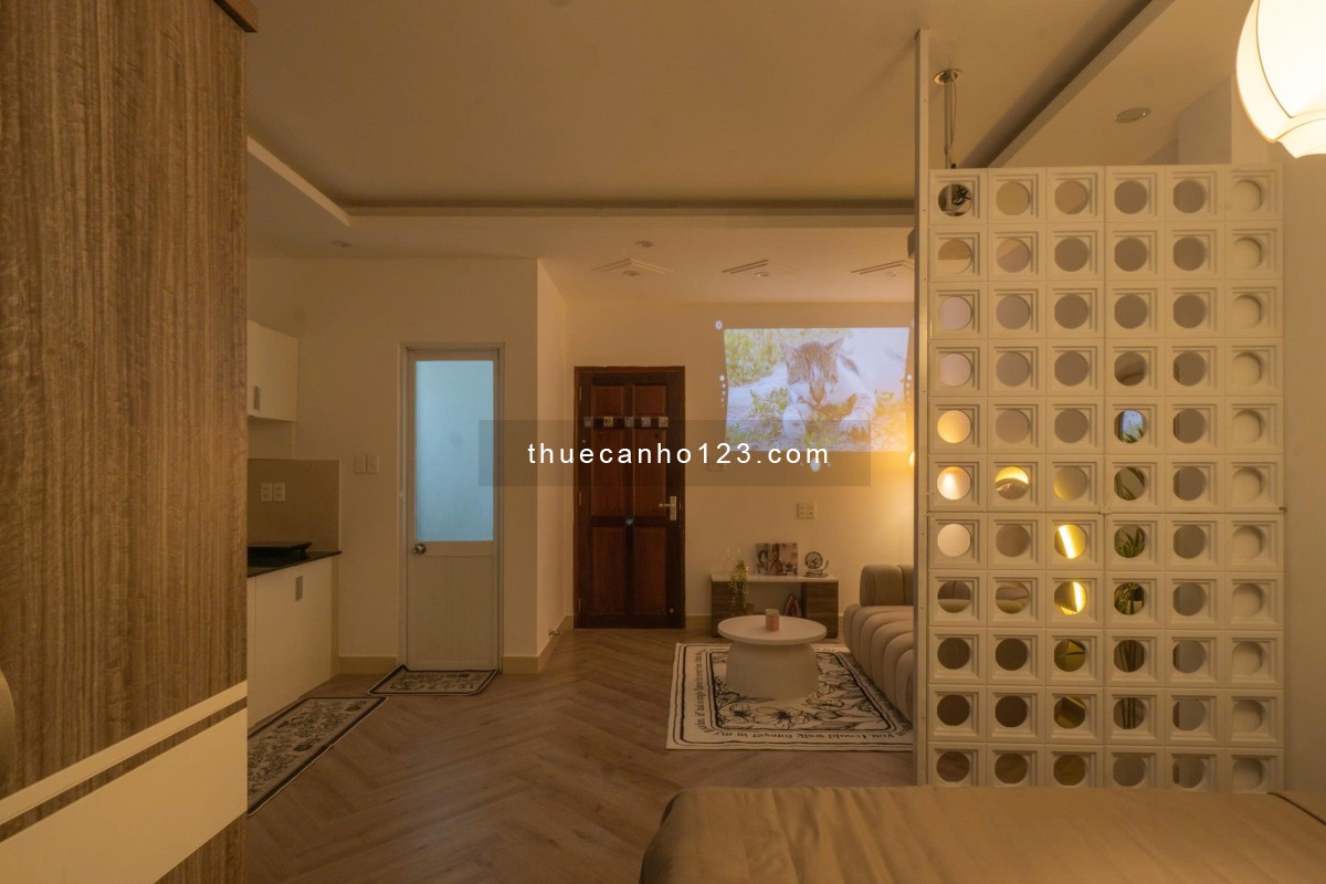 Studio dạng 1Pn cửa sổ view Landmark, Full nội thất, có máy chiếu, sofa, gần Hàng Xanh dễ đi Q1,2,3.