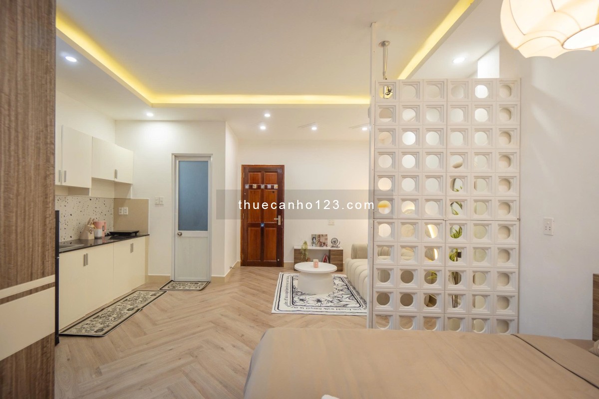 Studio dạng 1Pn cửa sổ view Landmark, Full nội thất, có máy chiếu, sofa, gần Hàng Xanh dễ đi Q1,2,3.