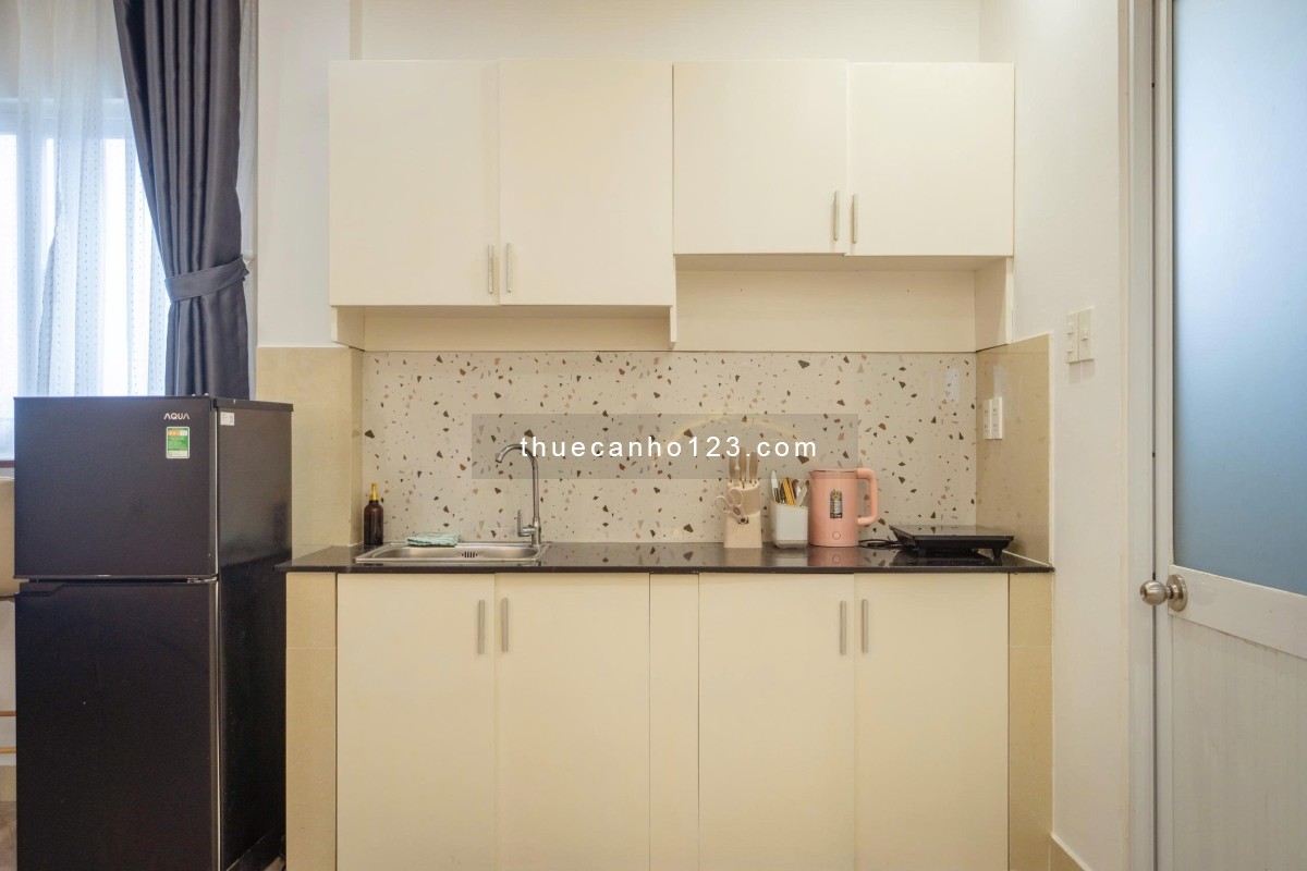 Studio dạng 1Pn cửa sổ view Landmark, Full nội thất, có máy chiếu, sofa, gần Hàng Xanh dễ đi Q1,2,3.