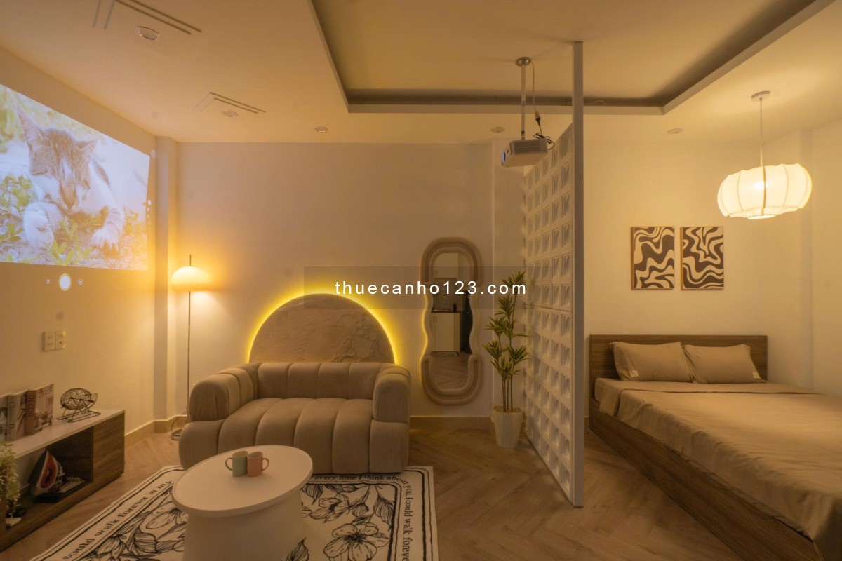 Studio dạng 1Pn cửa sổ view Landmark, Full nội thất, có máy chiếu, sofa, gần Hàng Xanh dễ đi Q1,2,3.