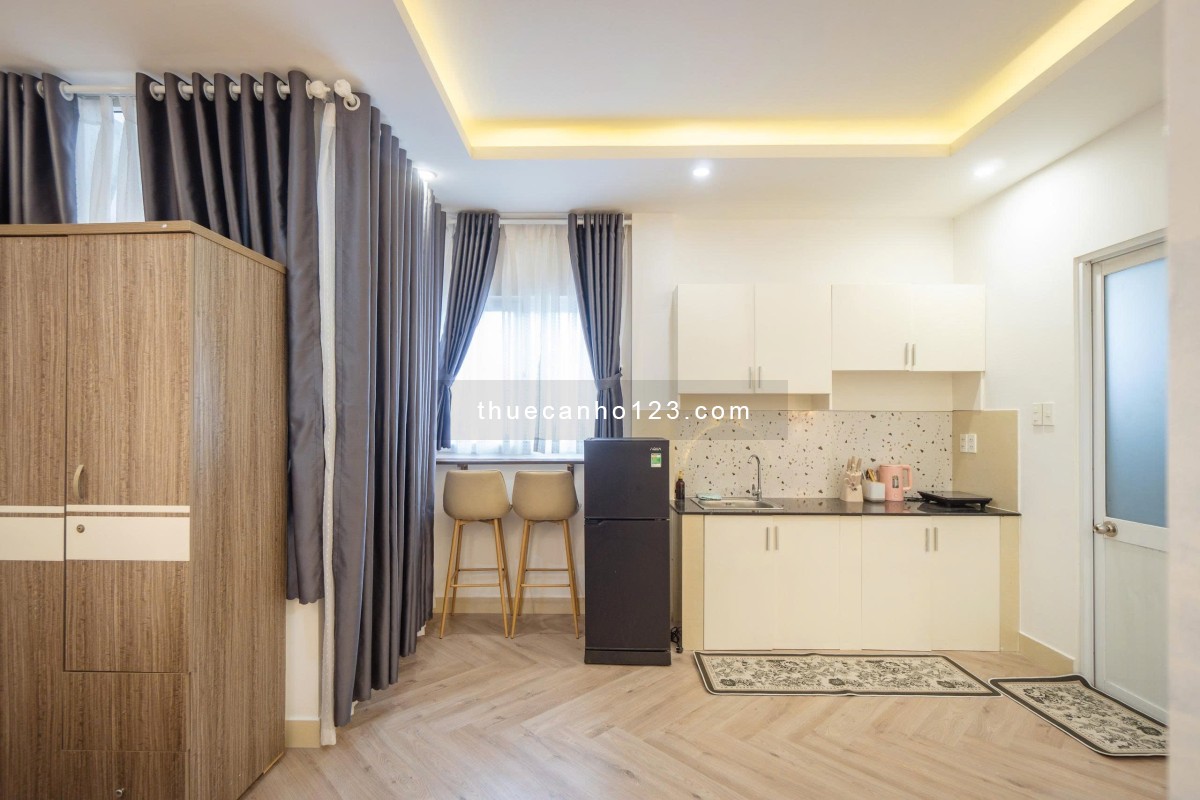 Studio dạng 1Pn cửa sổ view Landmark, Full nội thất, có máy chiếu, sofa, gần Hàng Xanh dễ đi Q1,2,3.