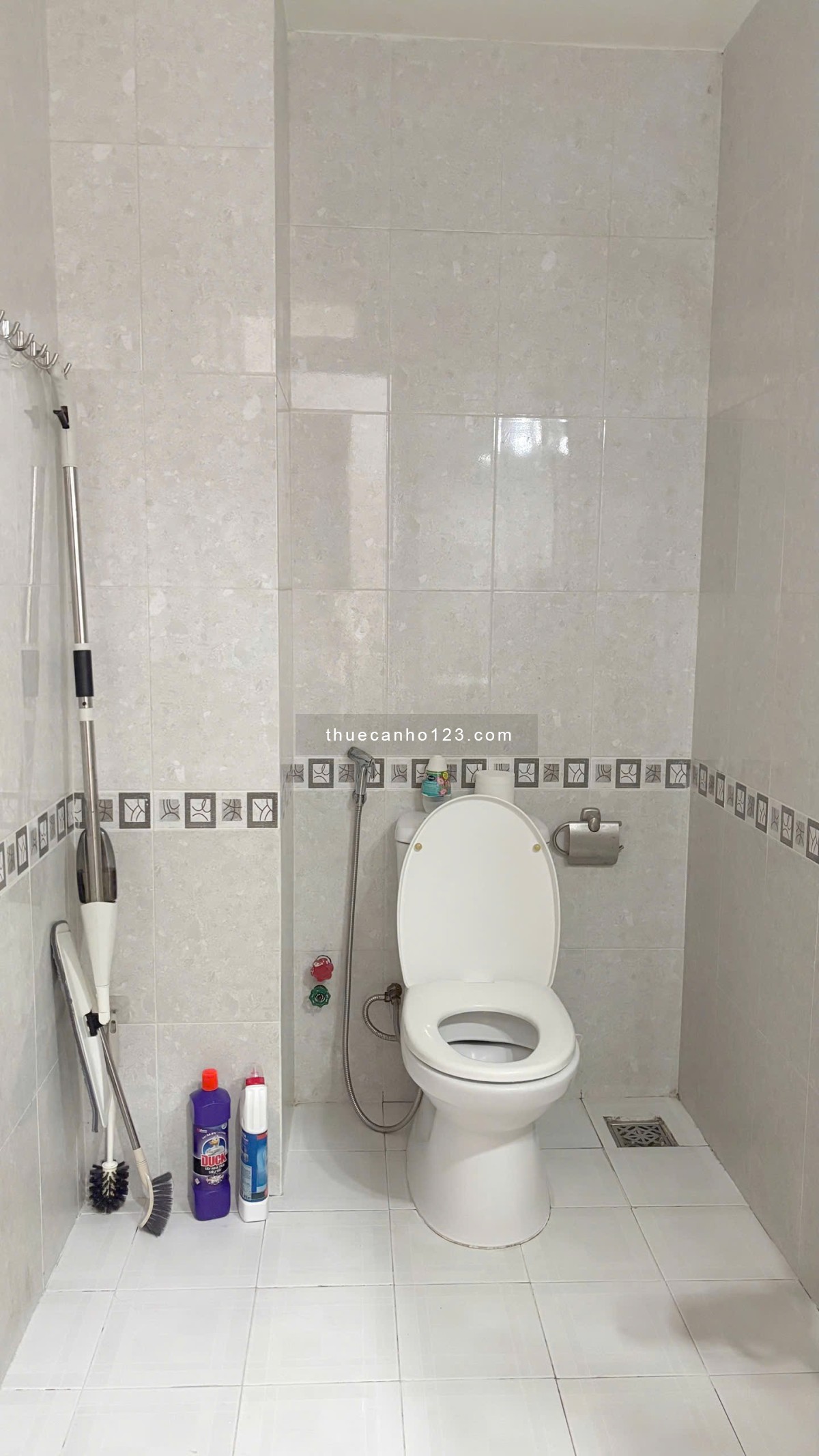 Căn hộ ban công view kênh sông nhà thang máy Hoàng Sa quận 1, mặt tiền đường, mỗi tầng 1 phòng