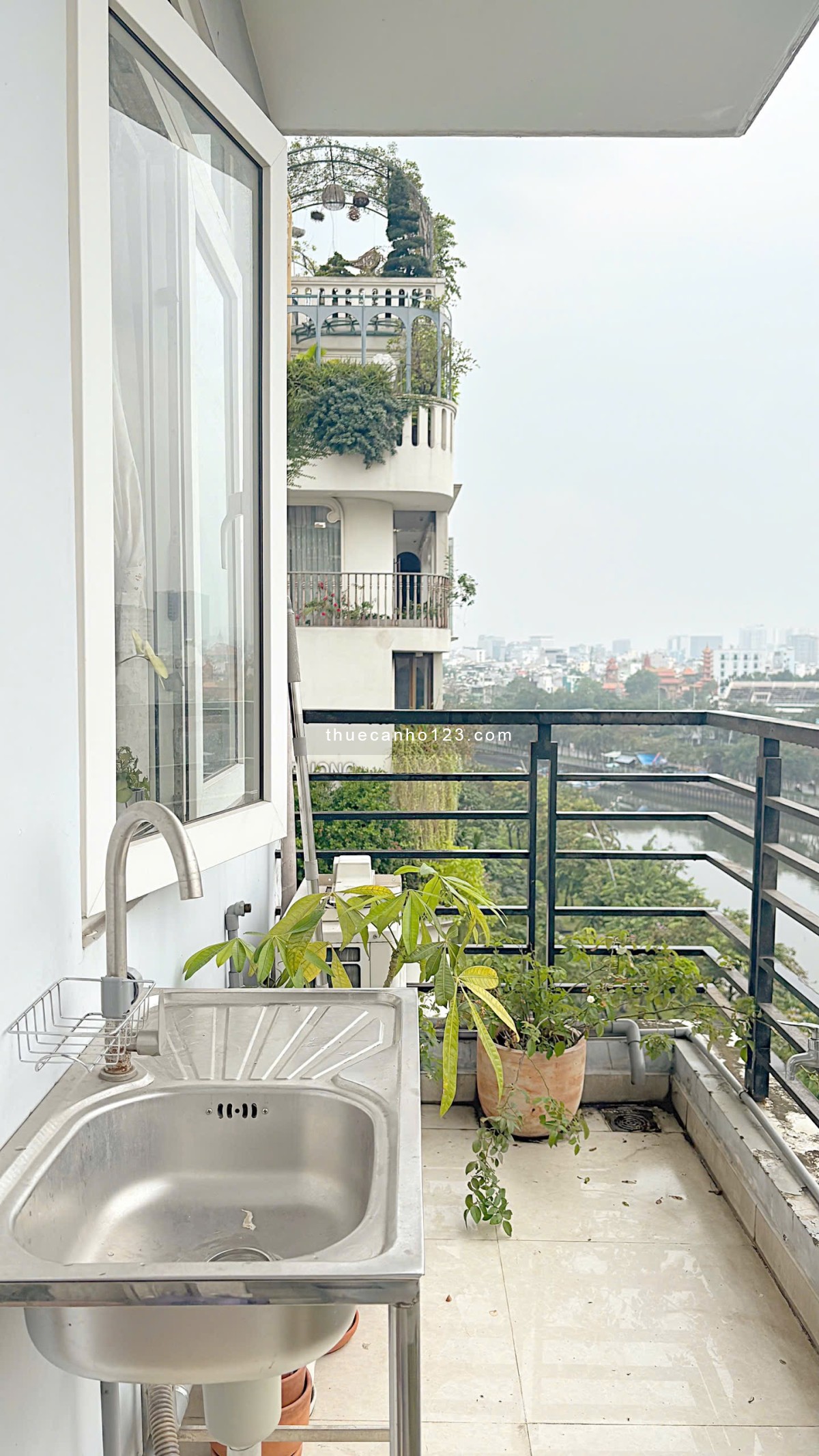 Căn hộ ban công view kênh sông nhà thang máy Hoàng Sa quận 1, mặt tiền đường, mỗi tầng 1 phòng