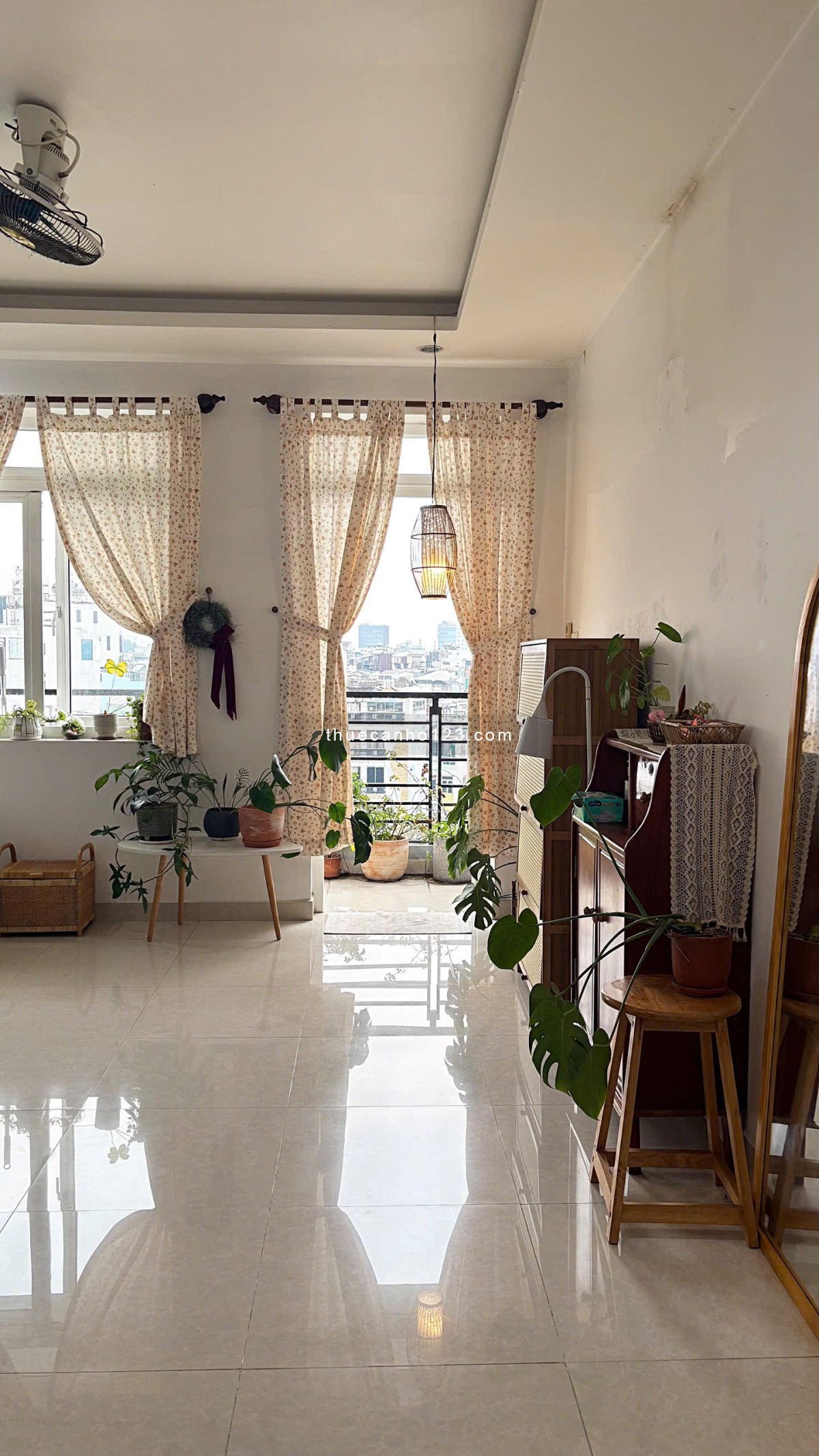 Căn hộ ban công view kênh sông nhà thang máy Hoàng Sa quận 1, mặt tiền đường, mỗi tầng 1 phòng