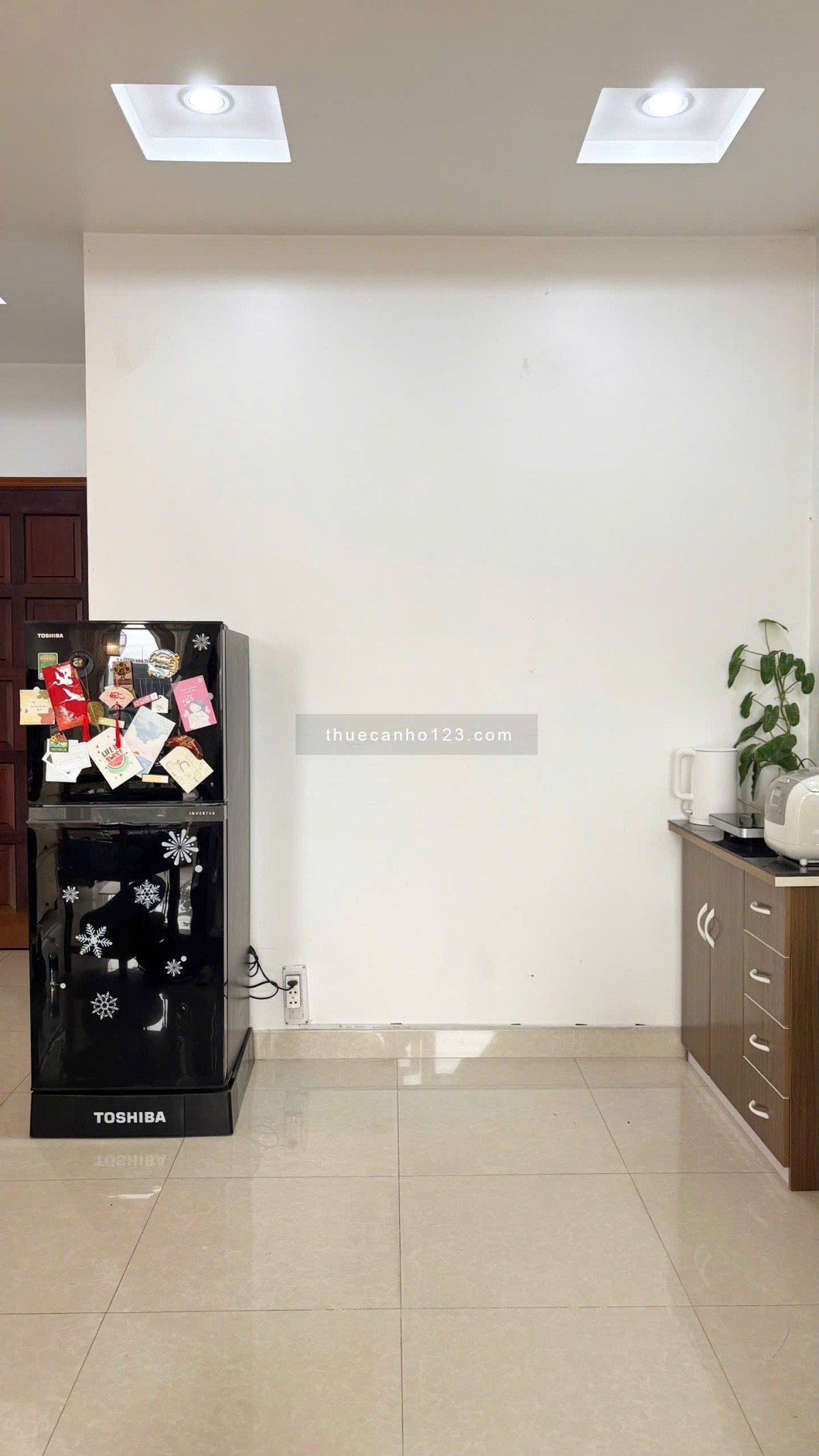 Căn hộ ban công view kênh sông nhà thang máy Hoàng Sa quận 1, mặt tiền đường, mỗi tầng 1 phòng