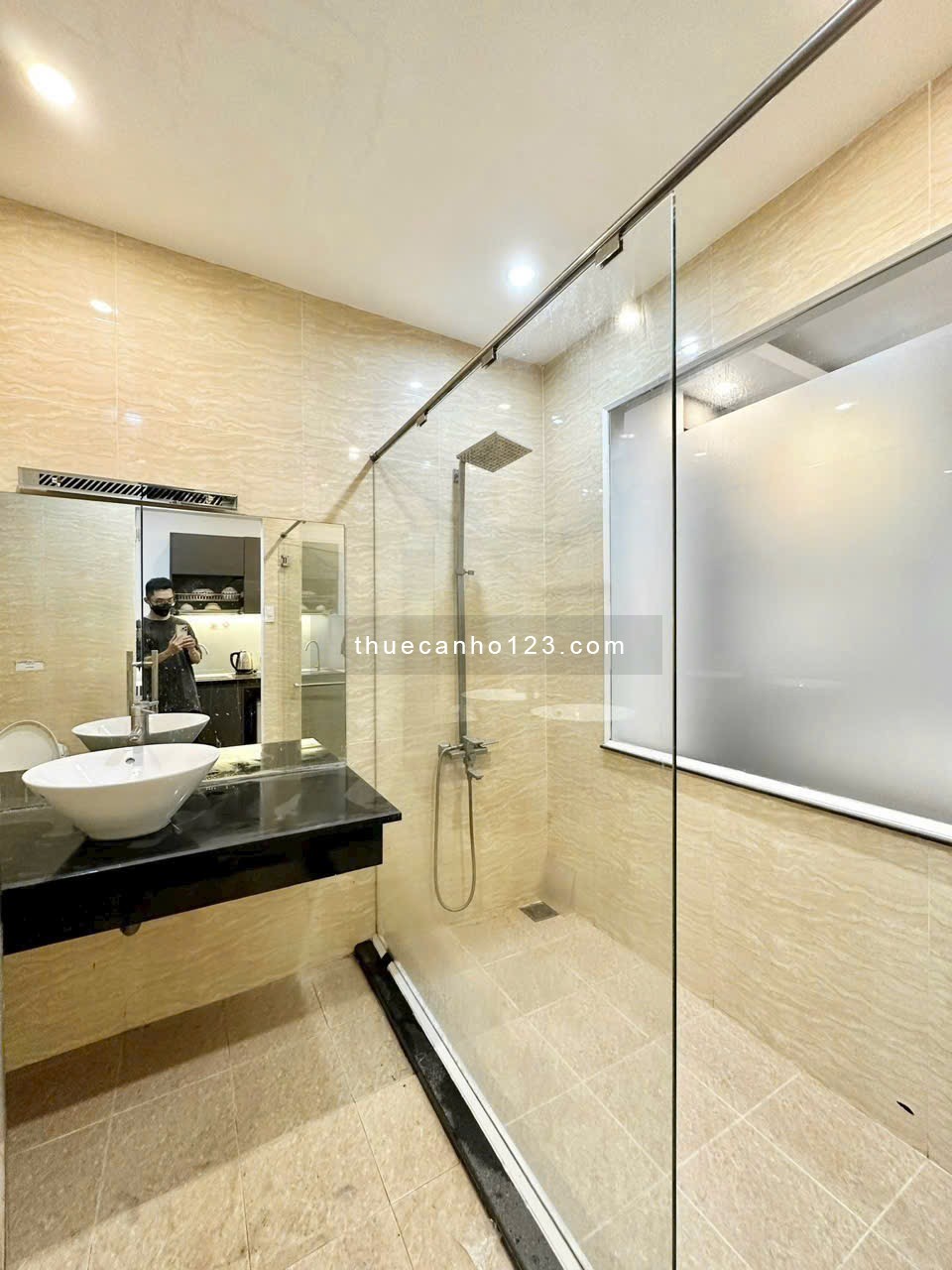 Căn hộ dạng 1PN cửa sổ view city, Full nội thất, bếp hút mùi, máy giặt riêng, đi lại Q1,3 dễ dàng