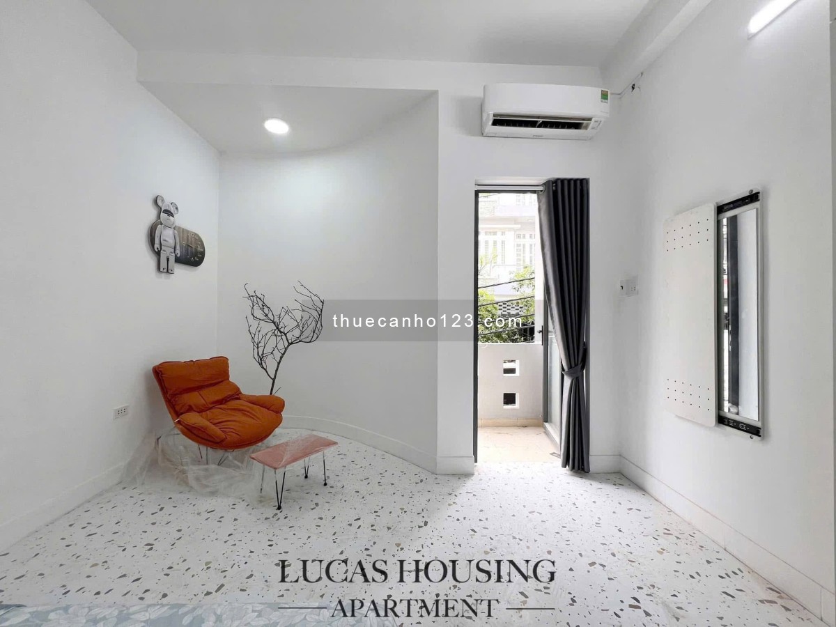 Studio 1Pn ban công tách bếp, full nội thất sofa, máy giặt riêng, không gian thoáng, gần Landmark,Q1