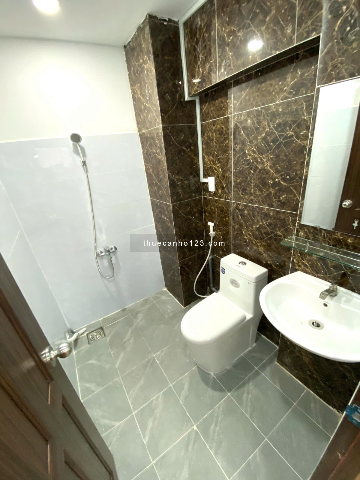 Căn hộ full nội thất, cửa sổ lớn, có máy giặt riêng ở Phan Đình Phùng, Phú Nhuận giáp Quận 1, Quận 3