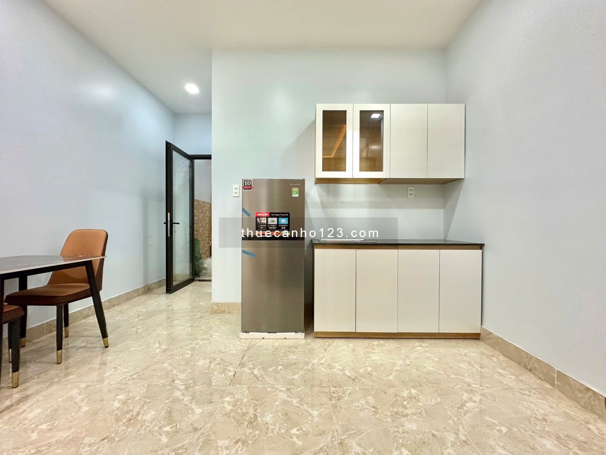 Căn hộ ngay ngã tư Hàng Xanh full nội thất, cửa sổ và ban công lớn ở Bình Thạnh giáp Quận 3, Quận 1