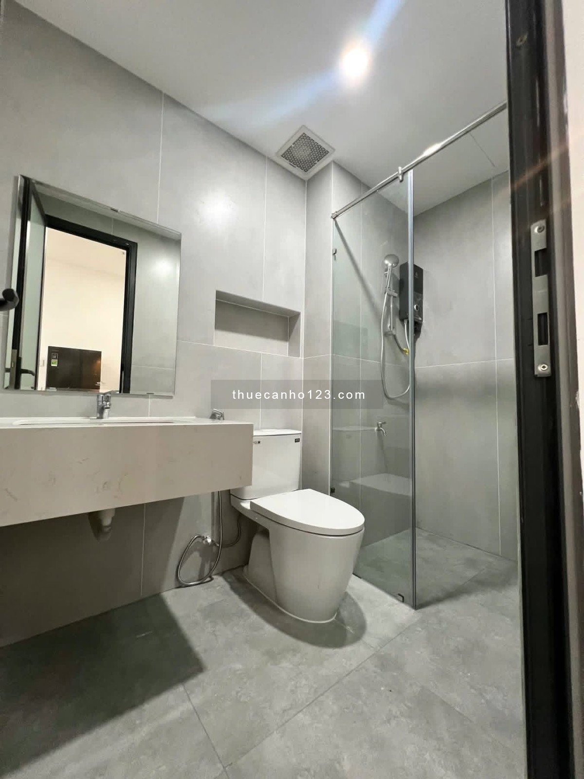 Studio ban công, full nội thất, trung tâm quận 7