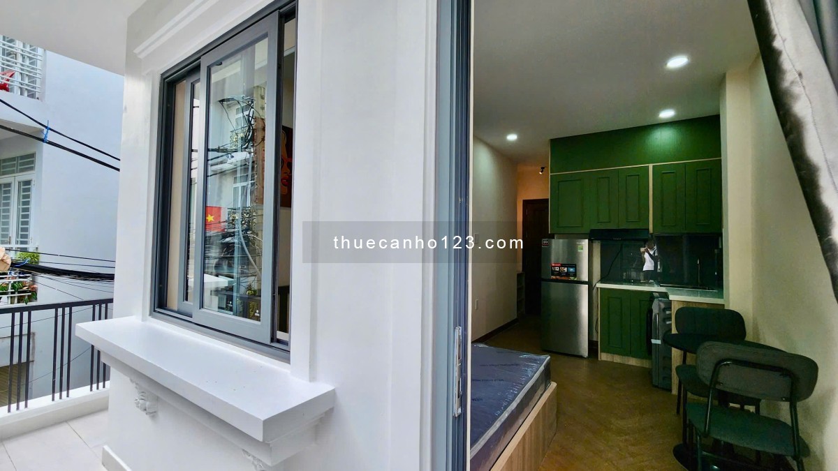 Căn hộ full nội thất, cửa sổ và ban công lớn ở Huỳnh Văn Bánh, Phú Nhuận giáp Quận 3, Quận 1