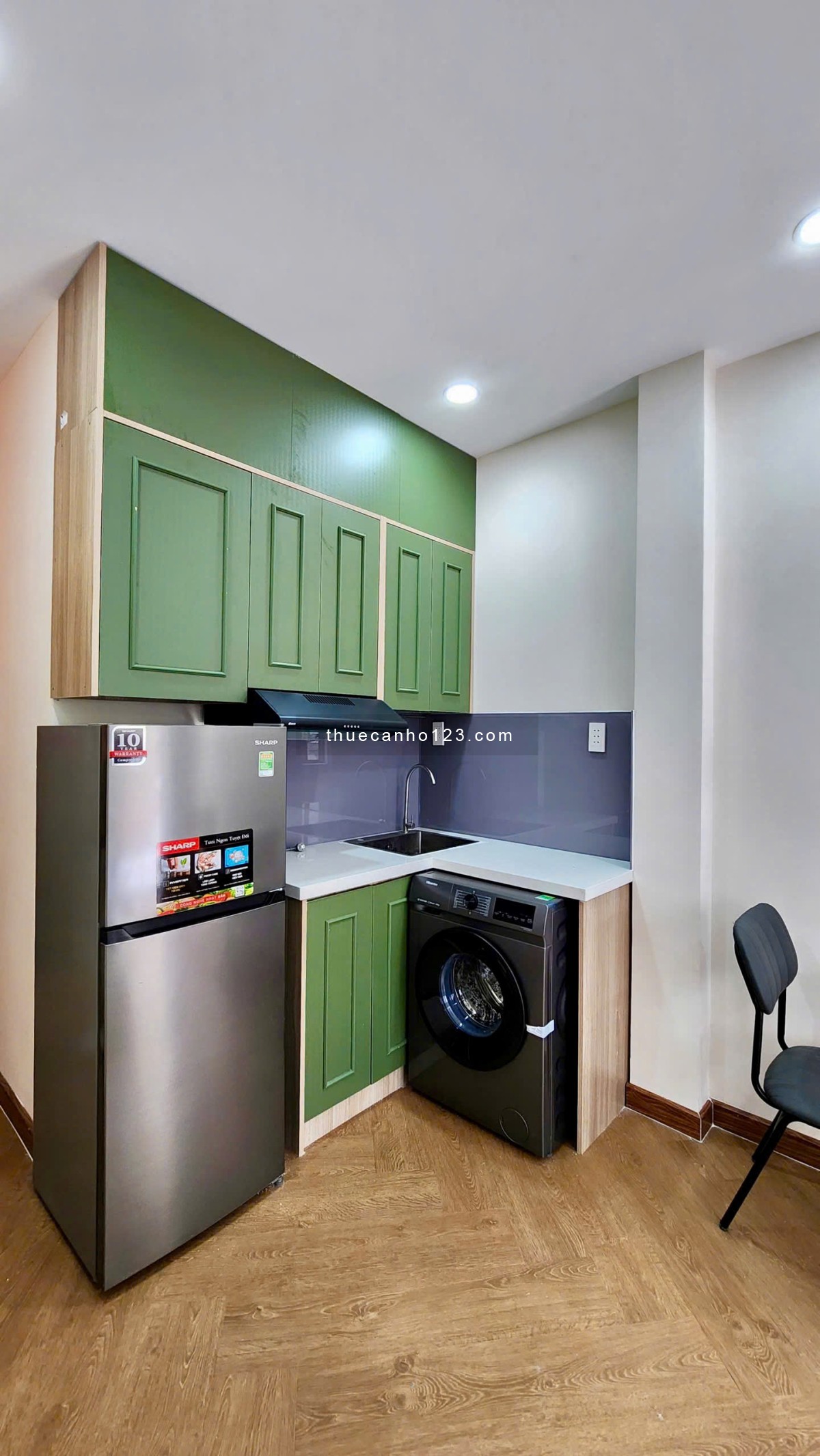 Căn hộ full nội thất, cửa sổ và ban công lớn ở Huỳnh Văn Bánh, Phú Nhuận giáp Quận 3, Quận 1