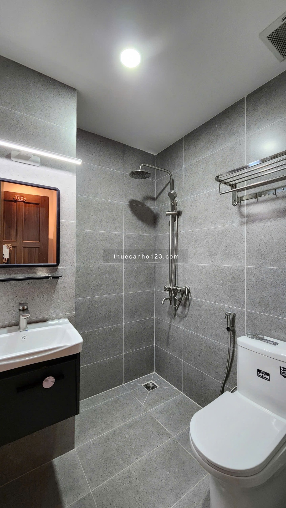 Căn hộ full nội thất, cửa sổ và ban công lớn ở Huỳnh Văn Bánh, Phú Nhuận giáp Quận 3, Quận 1