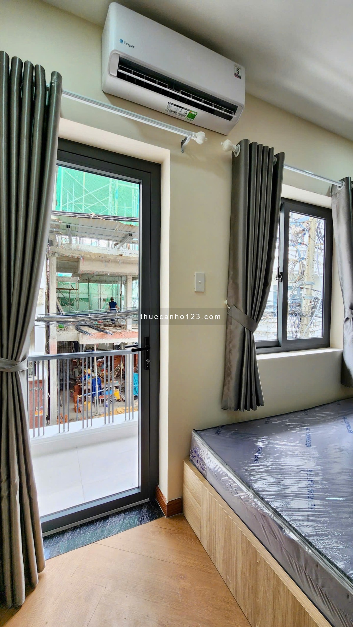 Căn hộ full nội thất, cửa sổ và ban công lớn ở Huỳnh Văn Bánh, Phú Nhuận giáp Quận 3, Quận 1