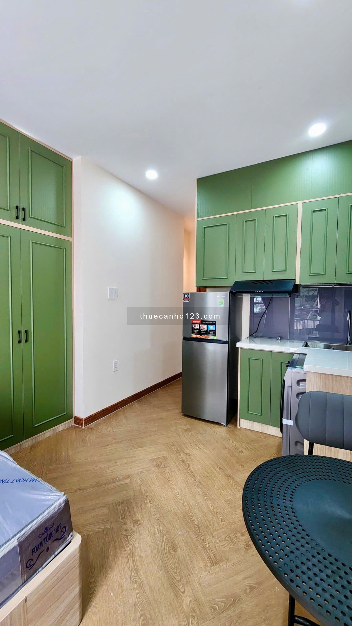 Căn hộ full nội thất, cửa sổ và ban công lớn ở Huỳnh Văn Bánh, Phú Nhuận giáp Quận 3, Quận 1