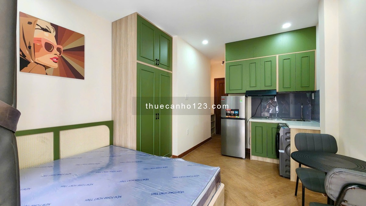 Căn hộ full nội thất, cửa sổ và ban công lớn ở Huỳnh Văn Bánh, Phú Nhuận giáp Quận 3, Quận 1