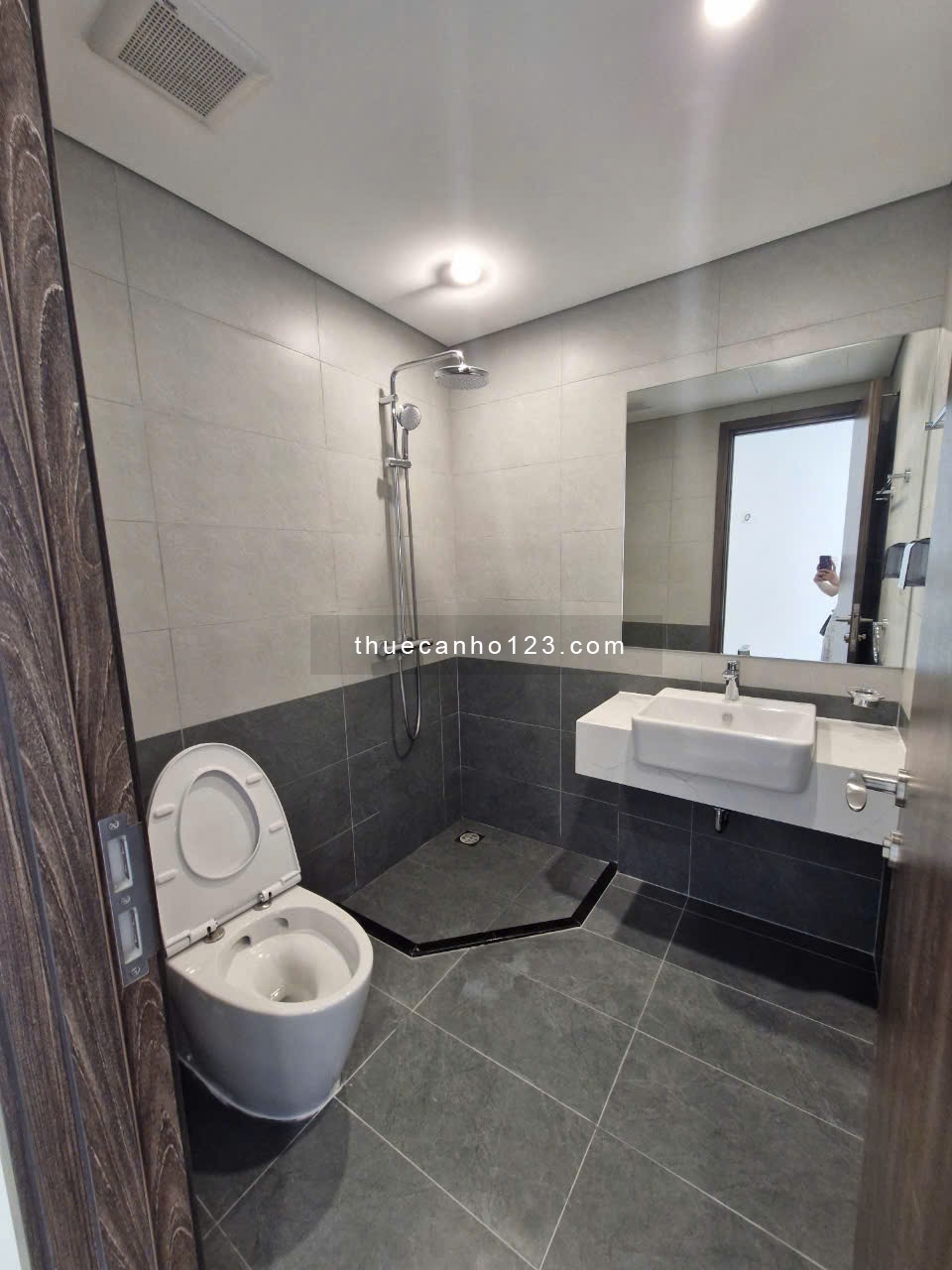 CHO THUÊ Căn hộ Studio - Nhà trống, có rèm - Vinhomes Grand Park Quận - Giá chỉ 5 triệu/tháng