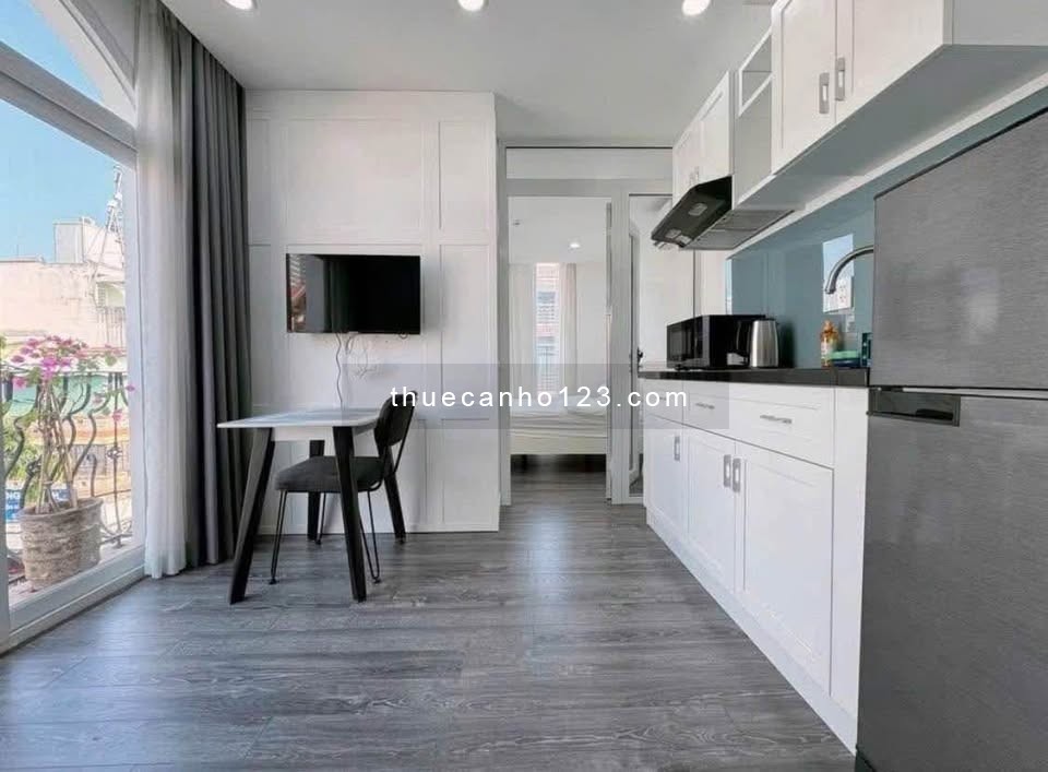 Căn hộ 1 phòng ngủ có ban công thoáng, tràn ngập ánh sáng tự nhiên, gần ga Metro Thảo Điền và cầu SG